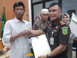 Kajari Bantaeng Serahkan Sertifikat Elektronik Hak Wakaf Kepada 5 Nazhir