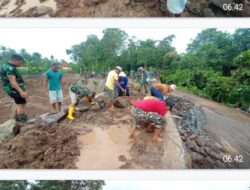 Cuaca Hujan, Tak Menyurutkan Semangat Satgas TMMD Ke-124 Kodim 1410/Bantaeng Bersama Warga Untuk Tetap Kerja