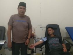 DONOR DARAH MENYENTUH HATI: Pegawai PTSP Mahatir SH, MH Menjadi Donor Darah untuk H Saenong