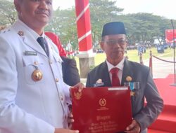 Bupati Bantaeng Serahkan Piagam Kehormatan kepada Kepala SD Inpres Teladan Merpati